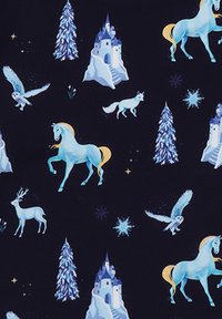Marineblauer Stoff mit fantasievollen Motiven eines blauen Einhorns, Bäumen, einem Schloss, Füchsen, Rehen, Eulen und Schneeflocken in Hellblau und Weiß.