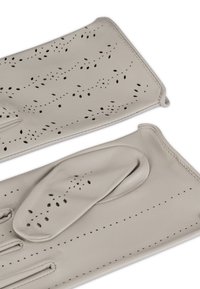 Grijze leren handschoenen met geperforeerde patronen, voorzien van stikdetails en een gestructureerde vorm. Gladde textuur met een verfijnde uitstraling.