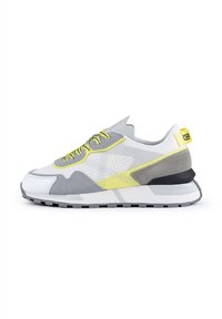 Šedé a bílé tenisky s texturou síťoviny a semiše. Mají jasně žluté akcenty, kulaté tkaničky a černou šedou podrážku.