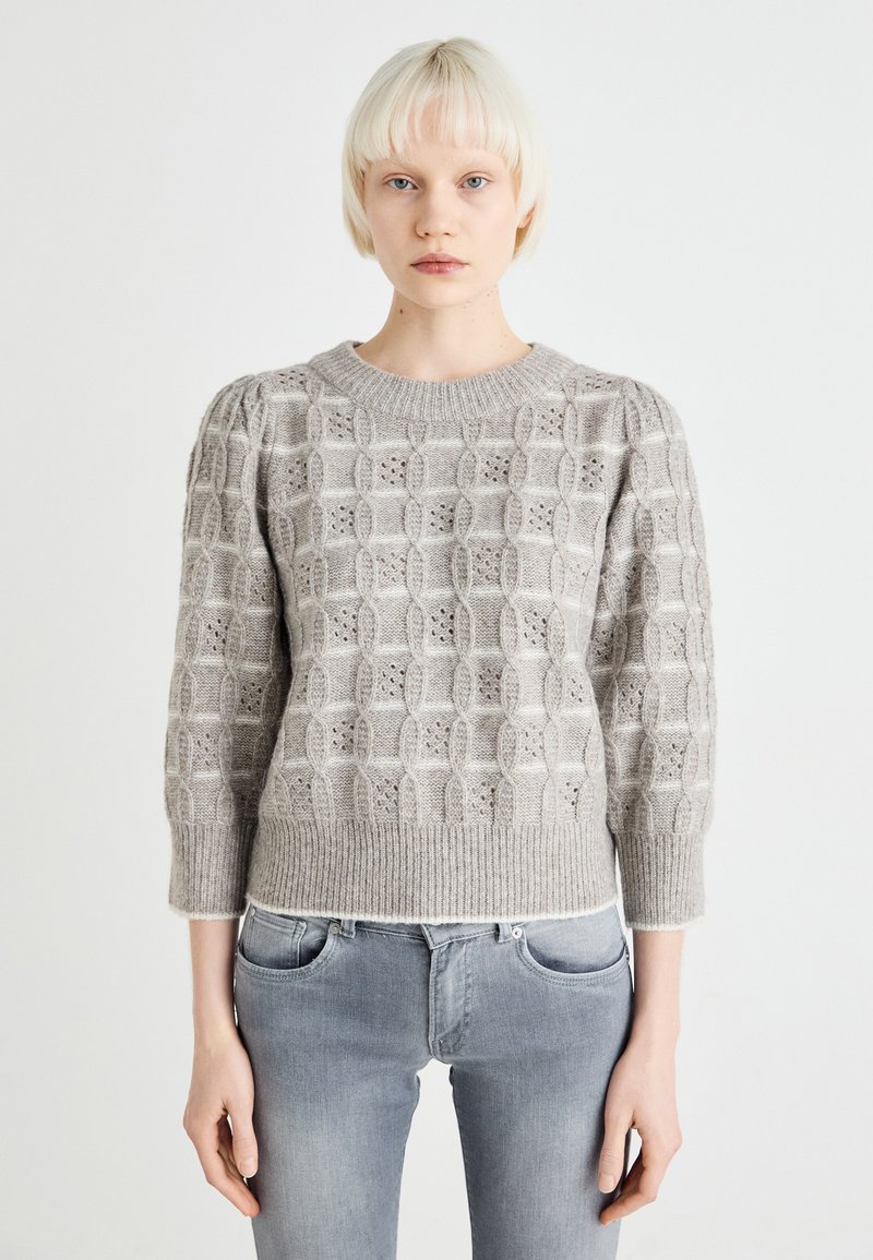 Pull en maille gris clair avec un motif texturé, encolure ronde et manches ballons. L'ourlet et les poignets côtelés rehaussent le design.