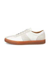 Baskets en cuir blanc et daim avec une semelle en caoutchouc marron, dotées d'un bout arrondi, d'un système de laçage et d'accents latéraux minimalistes.