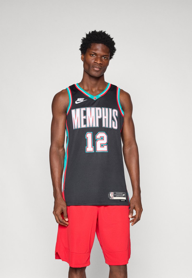 Tricou de baschet negru cu "MEMPHIS" și numărul "12" în alb, accentuat cu turcoaz și roșu. Complementat cu pantaloni scurți roșii. Logo-ul Nike este afisat.