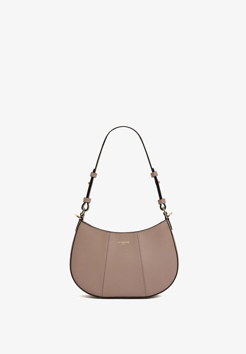 Sac hobo en cuir mauve doux avec une silhouette courbée, une texture lisse, une bandoulière réglable et des accents en métal doré.