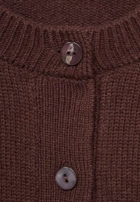 Pull en tricot marron avec un col côtelé et une fermeture à boutons. Il présente un tissu doux et texturé et des boutons ronds foncés.