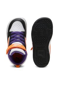 Sneakers con tomaia sintetica nera, bianca e arancione con accenti viola, chiusura con lacci e suola in gomma testurizzata per una migliore aderenza.