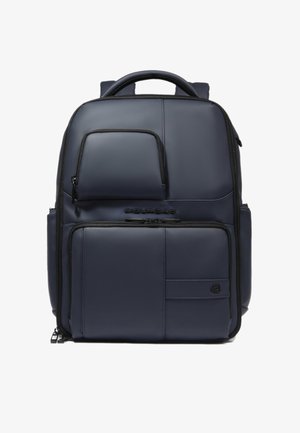 Zaino in pelle blu navy con molteplici tasche con cerniera, scomparto frontale, manico imbottito e spallacci regolabili. Texture liscia con accenti minimi.