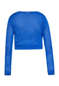 Crochet modrý skrátený pletený sveter s dlhými rukávmi a zapleteným lemom. Otvorená textúra s hladkým dokončením na okrajoch.