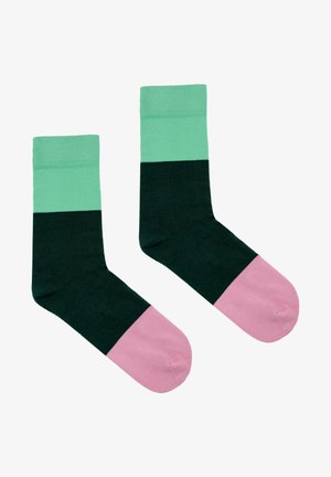 Zielono-różowe skarpetki typu crew, z kolorowym wzorem składającym się z jasnej zielonej górnej części, ciemnozielonego ciała i różowej sekcji stopy.