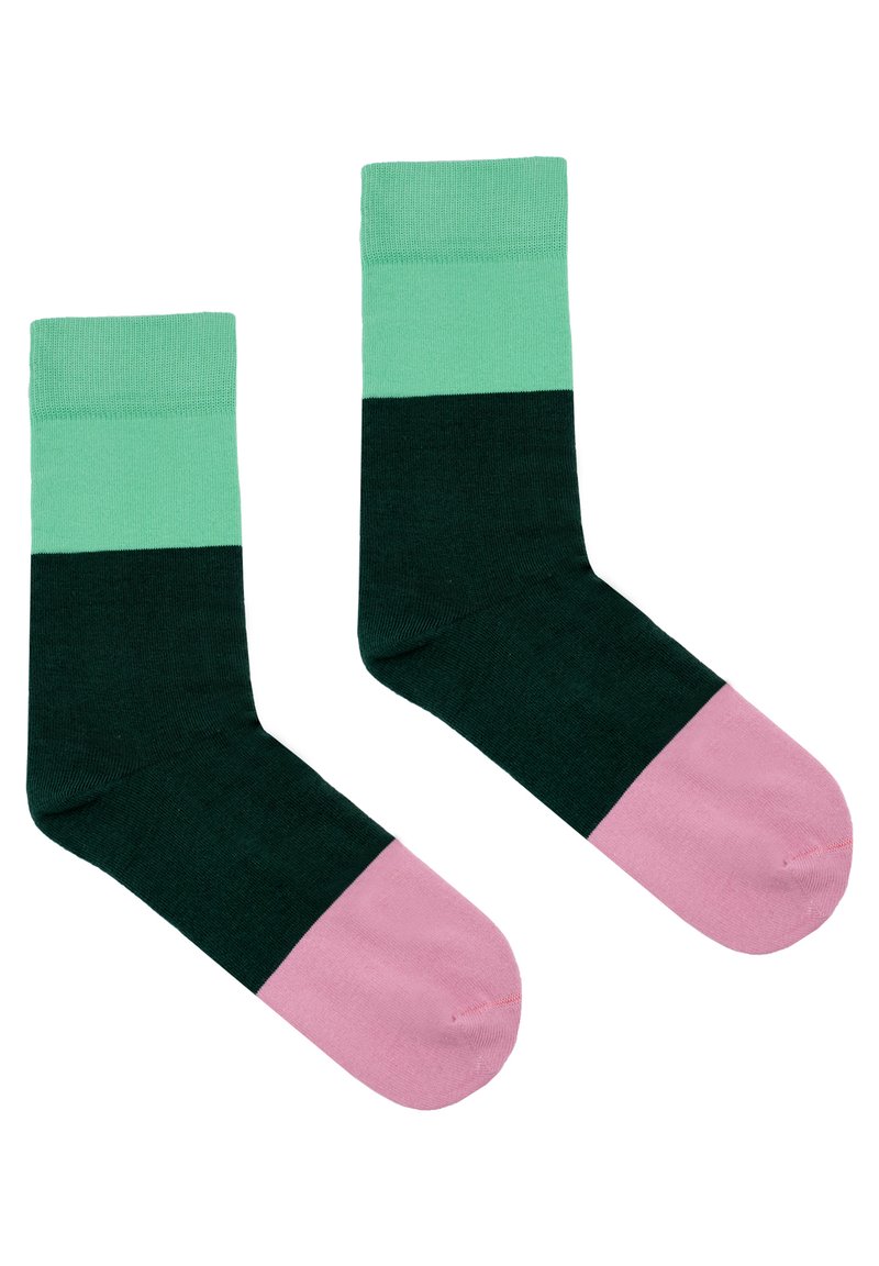 Zielono-różowe skarpetki typu crew, z kolorowym wzorem składającym się z jasnej zielonej górnej części, ciemnozielonego ciała i różowej sekcji stopy.