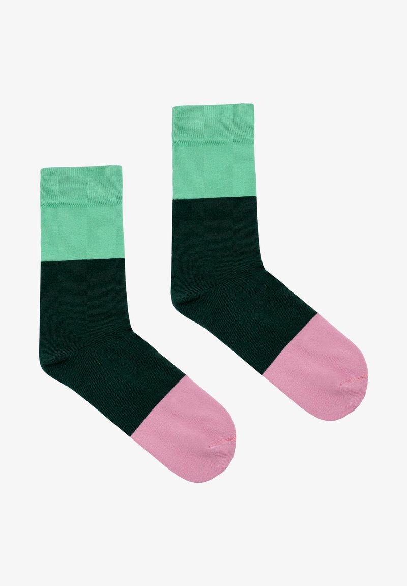 Zielono-różowe skarpetki typu crew, z kolorowym wzorem składającym się z jasnej zielonej górnej części, ciemnozielonego ciała i różowej sekcji stopy.