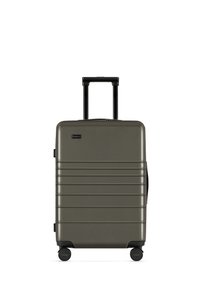 Harde koffer in olijfgroen, met een ribbelontwerp, een uittrekbare zwarte handgreep, vier wielen en een zijhandgreep voor gemakkelijk transport.