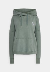 Felpa verde corta con tasca a marsupio frontale, cappuccio regolabile con cordino, maniche lunghe e piccolo logo bianco sul petto.