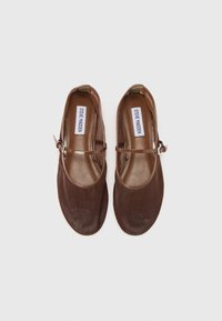 Ruske Mary Jane-stilu shoes med gjennomsiktig mesh-overdel, flat såle og justerbar stropp. Logo synlig på innersålen.