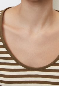 Hnědé a krémové pruhované tričko s širokým kulatým výstřihem, vyrobené z měkké tkaniny, s hladkým povrchem a úzkým střihem.