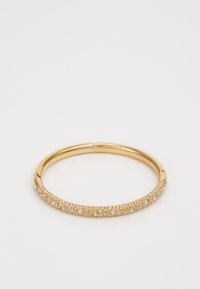 Pulsera de bangles metálica dorada con una superficie lisa y brillante, adornada con pequeñas piedras de strass redondas a lo largo de un lado.