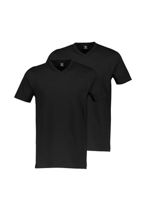 Zwei schlichte, schwarze V-Ausschnitt T-Shirts mit kurzen Ärmeln, eins leicht hinter dem anderen, auf weißem Hintergrund dargestellt.