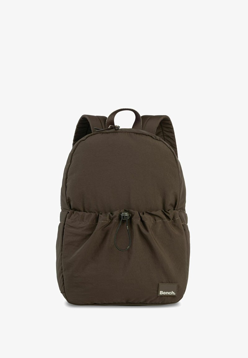 Brauner Nylon-Rucksack mit runder Form, Kordelzugverschluss am Boden und einem Logotag. Verfügt über gepolsterte Schultergurte und einen Tragegriff an der Oberseite.