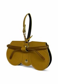 Portefeuille en cuir jaune avec une surface texturée et une forme arrondie, doté d'un détail en nœud et sécurisé par un bouton pression. Sangle noire attachée.