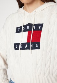 Tommy Jeans CENTER FLAG mleczny