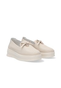Beige platform instap schoenen met een geperforeerde bovenkant, ronde neus, decoratieve strik en een juweelaccent aan de zijkant. Geprofileerde zolen.
