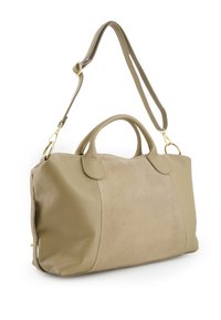 Beżowa torebka wykonana z mieszanki teksturowanej skóry i materiału przypominającego zamsz. Posiada okrągłe uchwyty oraz regulowany pasek z złotymi akcentami.