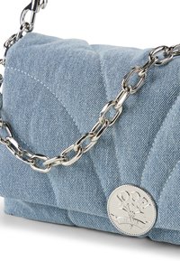 Borsa a spalla in denim con design trapuntato, colore azzurro chiaro, tracolla in catena argentata e accento del logo metallico brandizzato sul davanti.