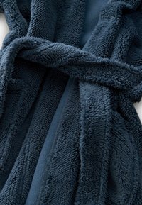 Navyblauer, plüschiger Bademantel aus strukturiertem, weichem Stoff. Mit gebundenem Bund und überlappendem Design, das Wärme und Komfort erhöht.
