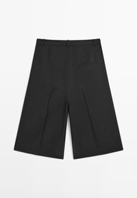 Sorte shorts med vide ben lavet af et letvægtsstof. Har en struktureret talje og en enkelt baglomme, glat tekstur og rent design.