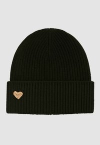 Beanie nera a coste con risvolto, caratterizzata da un piccolo ricamo a forma di cuore in oro chiaro sul davanti.