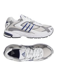 Chaussures de sport blanches et grises avec tige en mesh, trois rayures bleues, semelle en caoutchouc, col rembourré et fermeture à lacets.