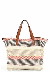 Sac fourre-tout tissé présentant des motifs rayés en crème, brun et corail, avec des poignées en cuir brun et une finition en tissu texturé.
