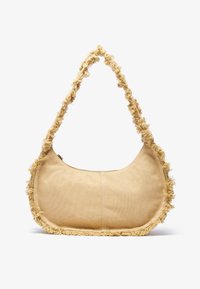 Teksturet beige veske med avrundet form, frynsete kant langs kantene, og en kort stropp for bæring. Glidelåsåpning på toppen.