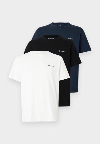 Три тениски с къс ръкав: една бяла, една черна и една в тъмносиньо, с малко лого на гърдите. Изработени от памук, с обикновено деколте с кръгла яка.