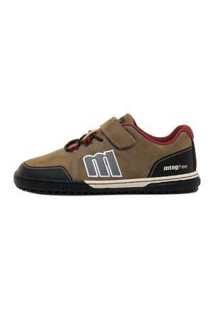 Zapatilla deportiva casual marrón y negra con interior rojo, tira de velcro, cordones estampados y logotipo blanco "m" en el lateral y texto "mtngfree" en el talón.