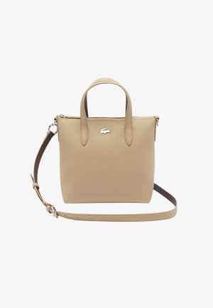 Borsa a tracolla in pelle beige con finitura testurizzata, doppio manico e tracolla removibile. Presenta un accento con logo argentato sul davanti.