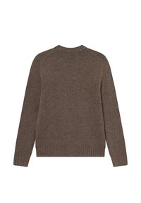Pull en tricot marron avec un col rond, fabriqué à partir de fil texturé, présentant des poignets et un ourlet côtelés, ainsi qu'un design raglan sans couture.