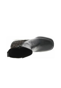 Botte de cheville en cuir noir avec un bout arrondi, fermeture éclair sur le côté et accent en imprimé léopard. Texture lisse avec un léger brillant.