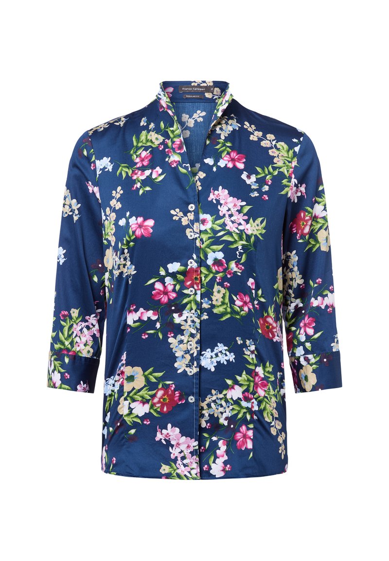 Granatowa koszula w kwiaty z rękawami o długości 3/4, wykonana z gładkiego materiału, z kolorowymi kwiatami w odcieniach różu, bieli i zieleni, z zapięciem na guziki.