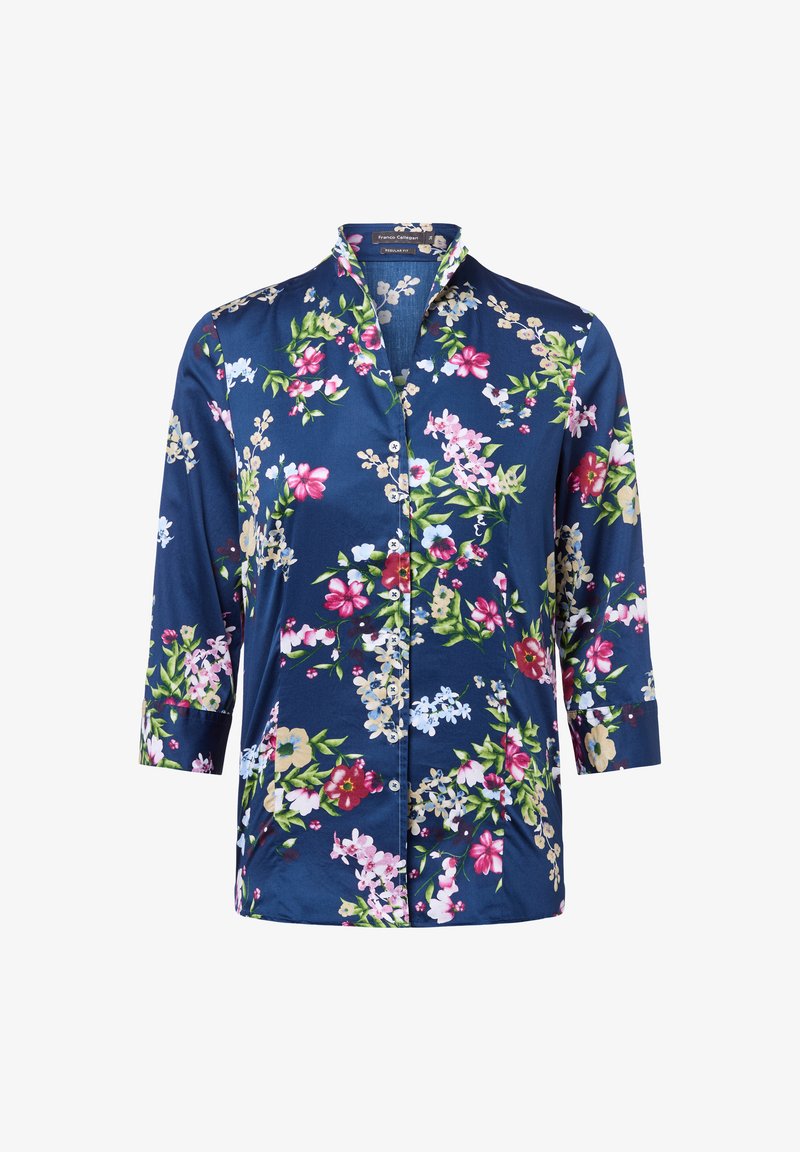 Granatowa koszula w kwiaty z rękawami o długości 3/4, wykonana z gładkiego materiału, z kolorowymi kwiatami w odcieniach różu, bieli i zieleni, z zapięciem na guziki.