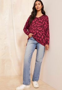 Friends Like These V NECK - Hosszú ujjú felső - red animal