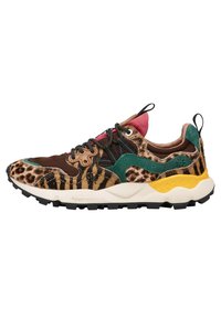Sneaker multicolori con un mix di stampa leopardata e accenti in marrone, verde e rosa, con tomaia testurizzata e suola nera robusta.
