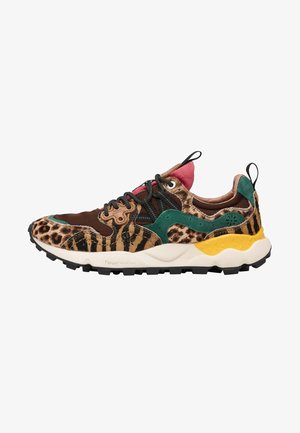Multifarvede sneakers med en blanding af leopardmønster og ensfarvede brune, grønne og lyserøde detaljer, med en struktureret overdel og en robust sort sål.