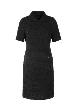 Schwarzes Strickkleid mit kurzen Ärmeln, Kragen, strukturiertem Stoff, tailliertem Schnitt und zwei vorderen Taschen mit schwarzen Beschlägen.
