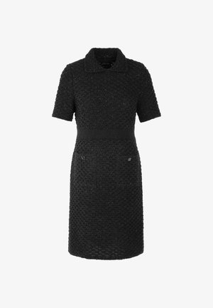 Schwarzes Strickkleid mit kurzen Ärmeln, Kragen, strukturiertem Stoff, tailliertem Schnitt und zwei vorderen Taschen mit schwarzen Beschlägen.