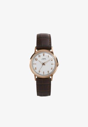 Timex Marlin-Uhr mit einem weißen Zifferblatt, Gehäuse in Roségold-Ton und einem braunen Lederarmband mit Krokodilprägung, ausgestattet mit Stundenmarkierungen und Zeigern.