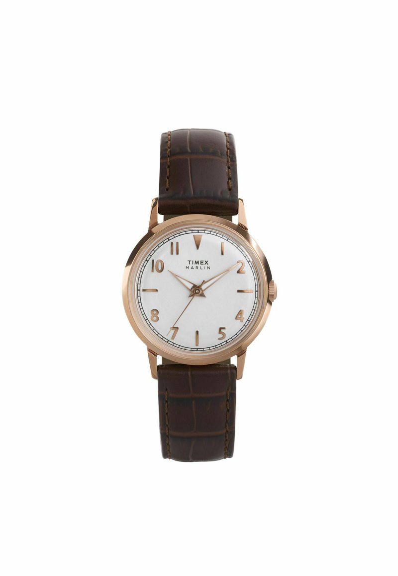 Timex Marlin-klocka med en vit urtavla, klocka i roséguldfärg och ett brunt läderarmband med krokodilsmönster, samt timmarkörer och visare.