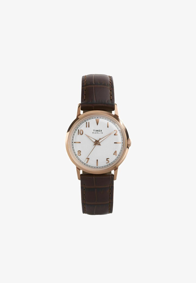 Timex Marlin sat s bijelim brojčanikom, kućištem u boji ružičastog zlata i smešnom kožnom remenom sa uzorkom krokodila, sa oznakama i kazaljkama.