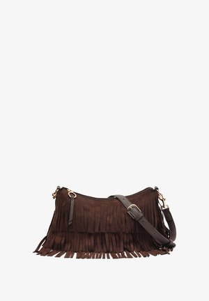 Bolso bandolera de ante marrón con doble capa de flecos, correa ajustable de cuero oscuro y cremallera y cierres de metal en tono dorado.