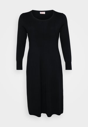 Abito midi in maglia nera a maniche lunghe con scollo rotondo e cucitura sottile sulla parte anteriore, esposto su uno sfondo bianco uniforme.