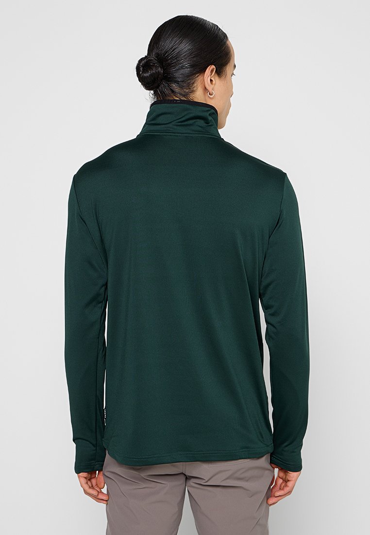 Dunkelgrünes Langarmoberteil mit hohem Kragen, aus glattem Stoff gefertigt. Hat einen geraden Schnitt und einen leicht längeren hinteren Saum. Minimalistisches Design.